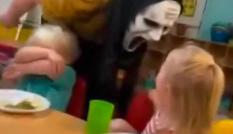 Σάλος στις ΗΠΑ: Εργαζόμενοι σε παιδικό σταθμό τρομοκρατούσαν τα «άτακτα» παιδάκια, φορώντας μάσκα από την ταινία “Scream”