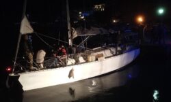 Σαντορίνη: Δουλεμπορικό ιστιοφόρο από την Τουρκία αποβίβασε μετανάστες στο νησί