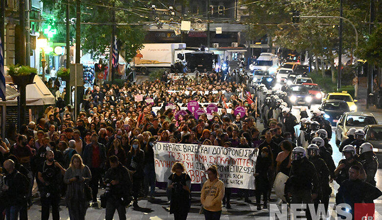 Πορεία διαμαρτυρίας στο Α.Τ Ομόνοιας για τον βιασμό 19χρονης: Νέα συγκέντρωση κατά των δύο αστυνομικών – Βίντεο και εικόνες του News
