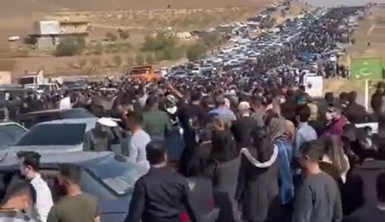Ιράν: Δυνάμεις ασφαλείας άνοιξαν πυρ εναντίον συγκεντρωμένων διαδηλωτών στον τάφο της Μαχσά Αμινί