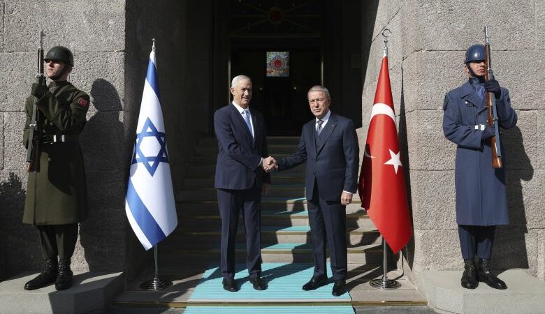 «Ξεπαγώνουν» οι ψυχραμένες σχέσεις Τουρκίας και Ισραήλ – Συμφωνία ανάμεσα στους δύο υπουργούς Άμυνας