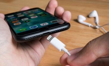 Apple: Τέλος τα καλώδια Lightning – Έρχονται οι θύρες USB-C για όλα τα iPhone στην Ε.Ε.
