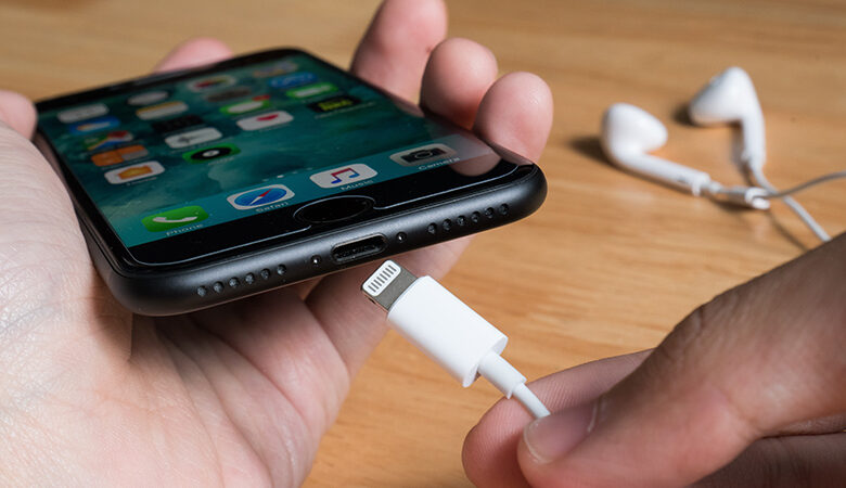 Apple: Τέλος τα καλώδια Lightning – Έρχονται οι θύρες USB-C για όλα τα iPhone στην Ε.Ε.