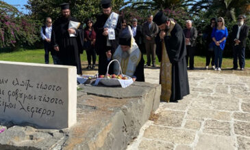 Ο Αρχιεπίσκοπος Κρήτης Ευγένιος γονατίζει στον τάφο του Καζαντζάκη – Δείτε εικόνες