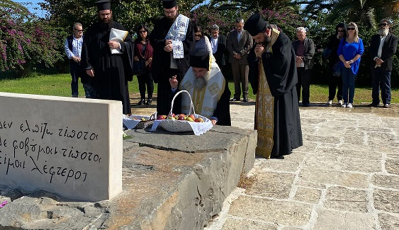 Ο Αρχιεπίσκοπος Κρήτης Ευγένιος γονατίζει στον τάφο του Καζαντζάκη – Δείτε εικόνες