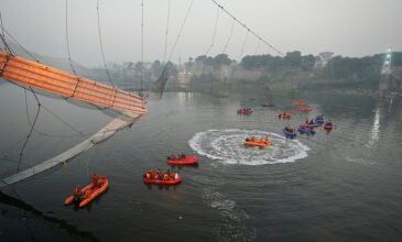 Τραγωδία στην Ινδία: Στους 130 οι νεκροί από την κατάρρευση της γέφυρας – «Οι άνθρωποι έπεσαν ο ένας πάνω στον άλλον»