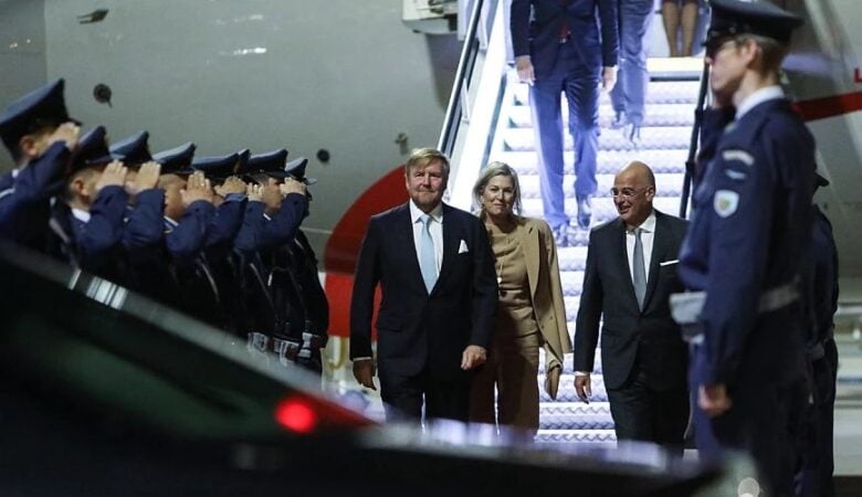 Στην Αθήνα το βασιλικό ζεύγος της Ολλανδίας – Τους υποδέχτηκε στο αεροδρόμιο ο Νίκος Δένδιας