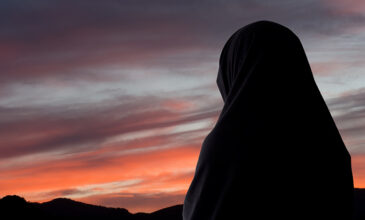 Βόλος: Πατέρας έδειρε άγρια την κόρη του επειδή έγινε μουσουλμάνα και φόρεσε μαντήλα