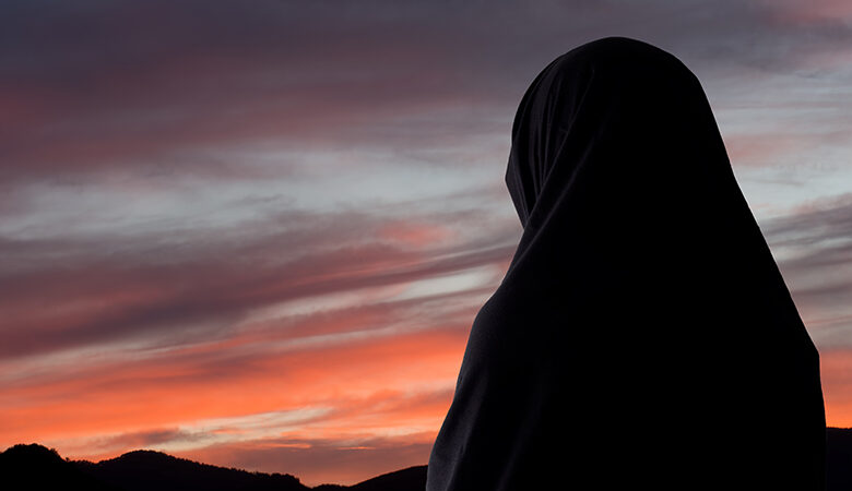 Βόλος: Πατέρας έδειρε άγρια την κόρη του επειδή έγινε μουσουλμάνα και φόρεσε μαντήλα