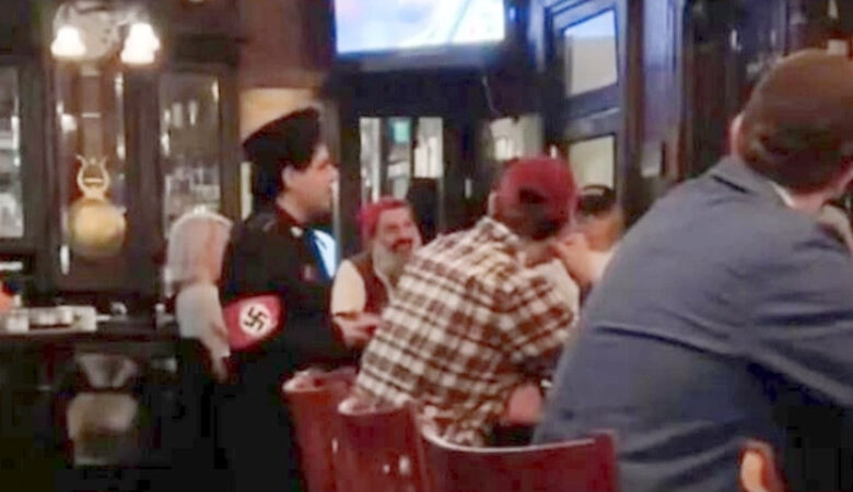 Άντρας μπήκε σε μπαρ ντυμένος Ναζί και δεν φανταζόταν αυτό που ακολούθησε – Δείτε βίντεο