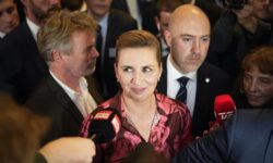 Δανία – Εκλογές: Η πρωθυπουργός Μέτε Φρεντερίκσεν εξασφάλισε οριακή πλειοψηφία μιας έδρας
