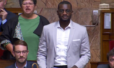 Γαλλία: Χαμός στο κοινοβούλιο όταν ακροδεξιός βουλευτής φώναξε σε μαύρο συνάδελφό του «να επιστρέψει στην Αφρική»