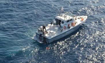 Ανασύρθηκαν τρεις νεκροί μετά το ναυάγιο στη Μύκονο – Πληροφορίες για 17 άτομα στο σκάφος