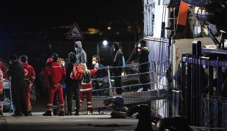Ιταλία: Αποβιβάσθηκαν στην Κατάνη 144 μετανάστες και πρόσφυγες