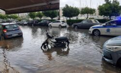 «Κακοκαιρία Eva»: Μέσα σε 15 λεπτά νεροποντής πλημμύρισε ο Πειραιάς – Δείτε εικόνες