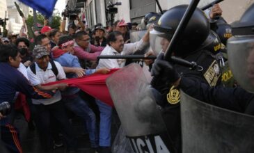 Περού: Χιλιάδες διαδηλωτές στη Λίμα απαιτούν «να φύγει» ο πρόεδρος Πέδρο Καστίγιο