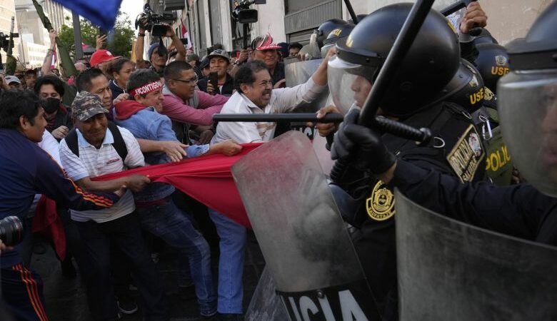 Περού: Χιλιάδες διαδηλωτές στη Λίμα απαιτούν «να φύγει» ο πρόεδρος Πέδρο Καστίγιο