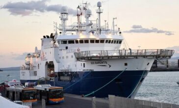 Ιταλία: Mετανάστες πηδούν στη θάλασσα για να διαφύγουν από τα πλοία στα οποία παραμένουν εγκλωβισμένοι στο λιμάνι της Κατάνης