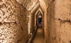 Αίγυπτος: Αρχαιολόγοι πιστεύουν ό,τι έχουν βρει σήραγγα που οδηγεί στον τάφο της Κλεοπάτρας