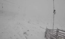 Έπεσαν τα πρώτα χιόνια στην Ελλάδα σε Τρίκαλα και Καϊμακτσαλάν – Δείτε βίντεο