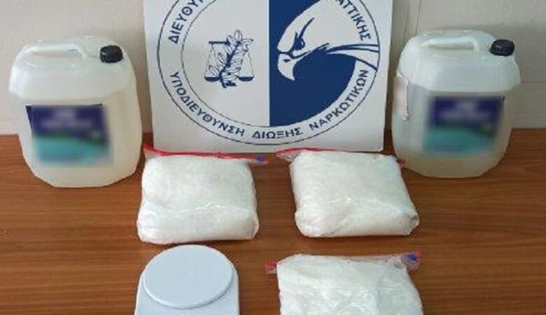 Μεγάλη ποσότητα μεθαμφεταμίνης διακινούσαν στην Αττική ένας 16χρονος και μία 30χρονη