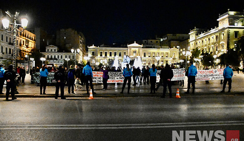 Αθήνα: Διαμαρτυρία έξω από το Δημαρχείο κατά της κατασκευής του Μετρό στα Εξάρχεια