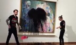 Αυστρία: Ακτιβιστές πέταξαν μαύρο υγρό στον διάσημο πίνακα του Κλιμτ «Θάνατος και ζωή»