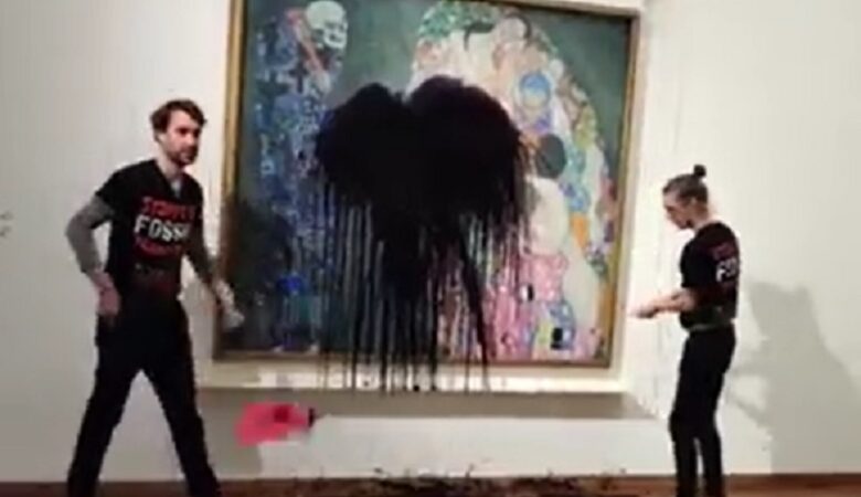 Αυστρία: Ακτιβιστές πέταξαν μαύρο υγρό στον διάσημο πίνακα του Κλιμτ «Θάνατος και ζωή»
