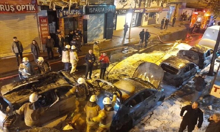 Συναγερμός πάλι στην Κωνσταντινούπολη: Στις φλόγες αυτοκίνητα από άγνωστη αιτία – Δείτε βίντεο