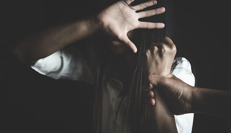 Νέο περιστατικό ενδοοικογενειακής βίας στο Ηράκλειο – 34χρονη ξυλοκοπήθηκε από τον σύζυγό της