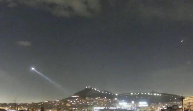 Ένα «UFO» πάνω από την Αθήνα… είδε ο Θοδωρής Κολυδάς