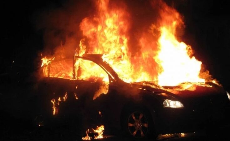 Θεσσαλονίκη: Συνελήφθη 55χρονη για εμπρησμό – Έβαλε φωτιά σε πυλωτή και κάηκε ένα αυτοκίνητο