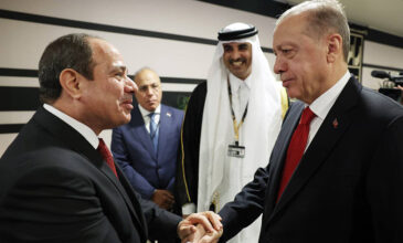 Η Αίγυπτος επιθυμεί μια νέα «αρχή» στις σχέσεις με την Τουρκία έπειτα από τη χειραψία Σίσι-Ερντογάν