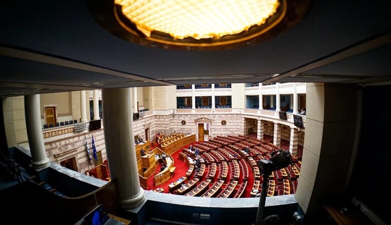 Boυλή: Στην Ολομέλεια η επιστολική ψήφος – Τι προβλέπει το νομοσχέδιο