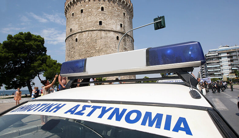 Θεσσαλονίκη: Σε ρητή δικάσιμο παραπέμφθηκε ο 62χρονος που κατηγορείται ότι πάτησε με το αυτοκίνητο του το πόδι δημοτικού αστυνομικού