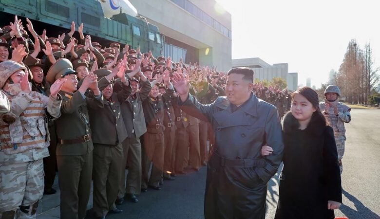 Βόρεια Κορέα: Η δεύτερη δημόσια εμφάνιση του Κιμ Γιονγκ Ουν με την κόρη του και τα σενάρια διαδοχής