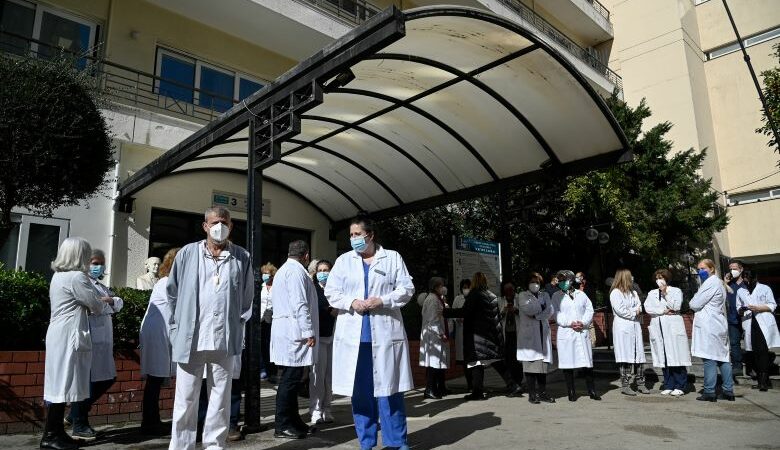 Μπαράζ κινητοποιήσεων με 24ωρες απεργίες από τους νοσοκομειακούς γιατρούς