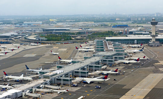 Μεγάλες καθυστερήσεις στα αμερικανικά αεροδρόμια λόγω έλλειψης ελεγκτών