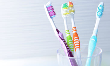 Γιατί οι οδοντόβουρτσες έχουν διαφορετικού χρώματος τρίχες