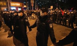 Κίνα: Χαλαρώνει τις αντιδράσεις της μετά τις διαδηλώσεις κατά των σκληρών μέτρων για τον κορονοϊό