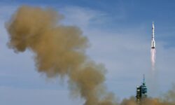 Εκτοξεύτηκε το Shenzhou-15 μεταφέροντας τρεις αστροναύτες στον κινεζικό διαστημικό σταθμό