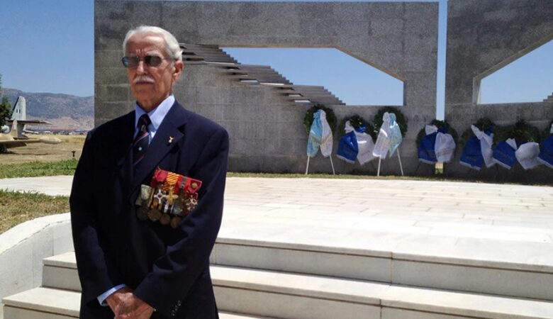Πέθανε σε ηλικία 102 ετών ο θρυλικός πιλότος Κωνσταντίνος Χατζηλάκος – Ήταν ο τελευταίος επιζών του Β΄ Παγκοσμίου Πολέμου