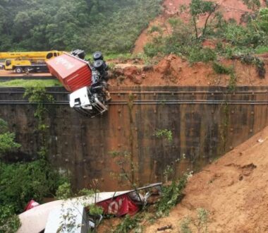 Βραζιλία: Δύο νεκροί και τουλάχιστον 30 αγνοούμενοι από κατολίσθηση που παρέσυρε δεκάδες οχήματα στο Παρανά