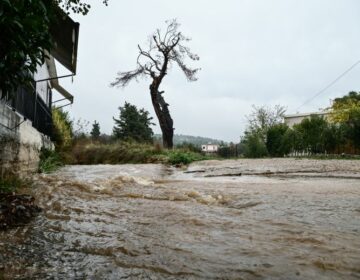 Μετρούν τις πληγές τους σε Ήπειρο και Κέρκυρα από την κακοκαιρία – Κόπηκαν στα δύο δρόμοι και αποκλείστηκαν χωριά