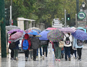 Βροχές και καταιγίδες αύριο και στην Αττική και σημαντική πτώση της θερμοκρασίας