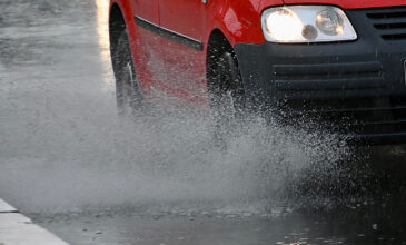 Πλημμύρισαν δρόμοι στο Παλαιό Φάληρο λόγω της έντονης βροχόπτωσης