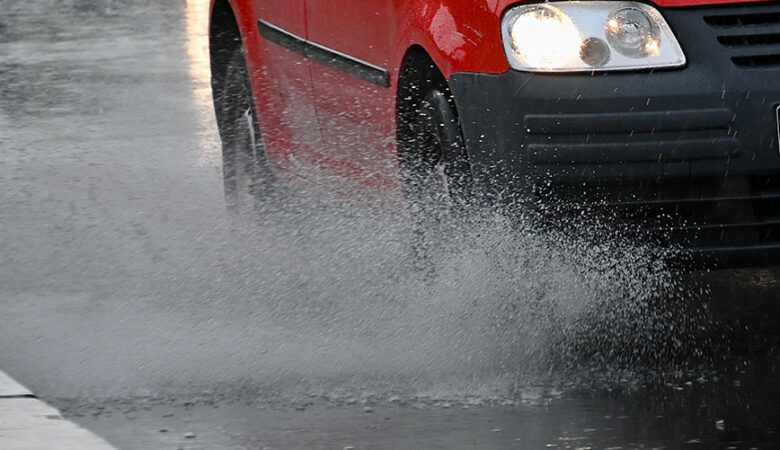 Πλημμύρισαν δρόμοι στο Παλαιό Φάληρο λόγω της έντονης βροχόπτωσης
