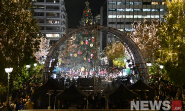 «Άναψε» το Χριστουγεννιάτικο δένδρο στην πλατεία Συντάγματος – Δείτε φωτογραφίες του News