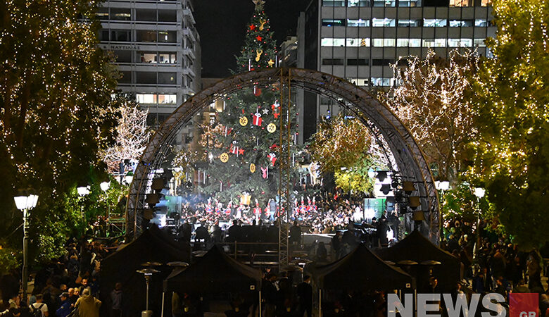 «Άναψε» το Χριστουγεννιάτικο δένδρο στην πλατεία Συντάγματος – Δείτε φωτογραφίες του News