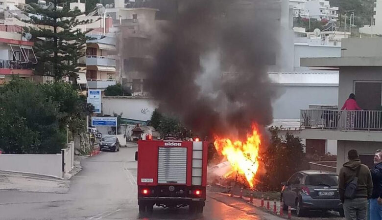 Φορτηγό πήρε φωτιά εν κινήσει στην πόλη του Ρεθύμνου – Δείτε το βίντεο